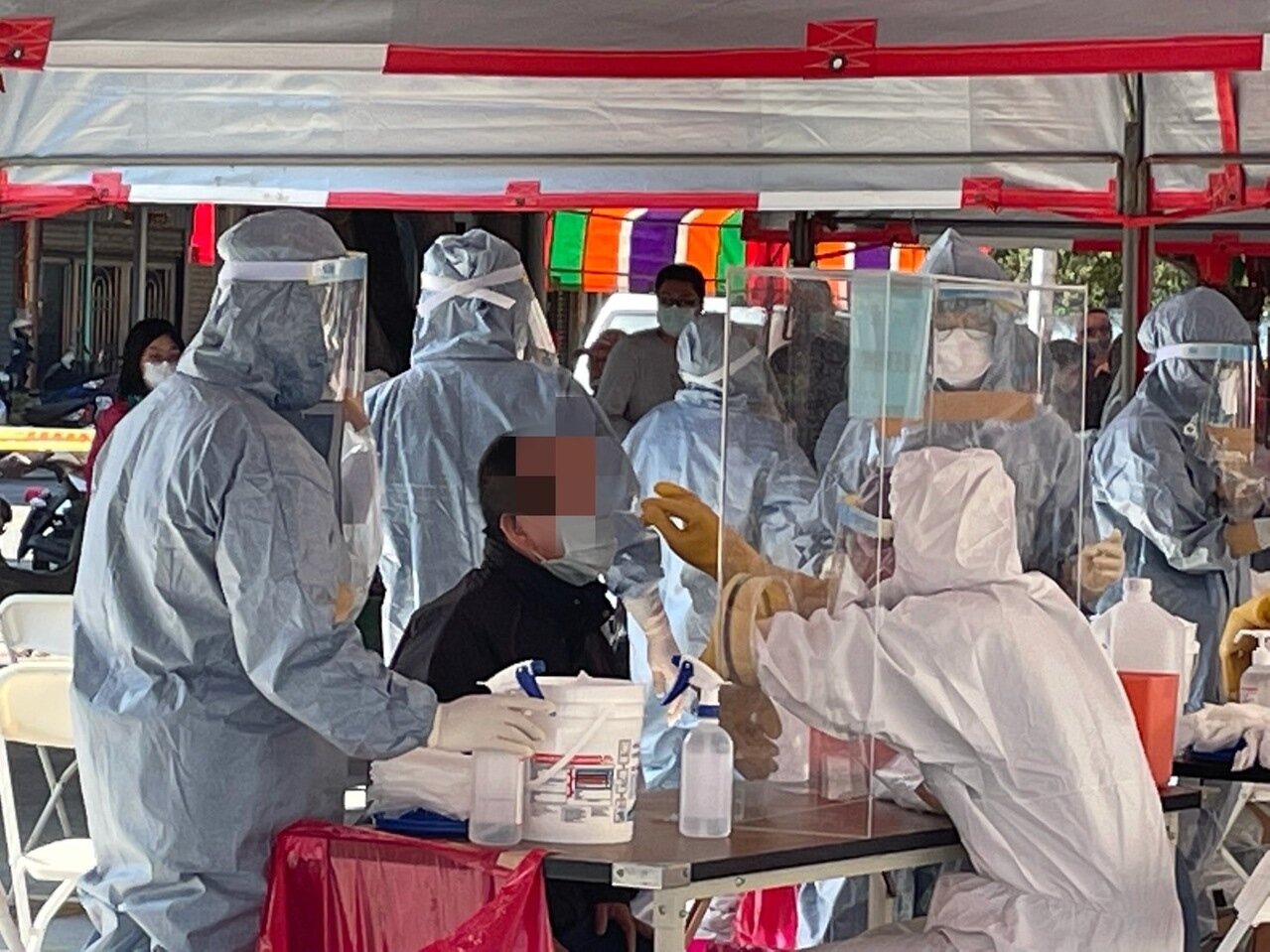 高雄旗津第二次普篩,居民昨湧入廣濟宮篩檢,招呼語不是「呷飽未」,而是「你快篩了嗎?」記者徐如宜/攝影