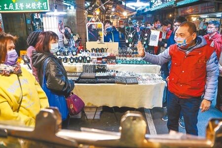
雙北疫情平穩，北市擬2月底微解封，新北市長侯友宜6日到市場視察防疫情形時表示，仍需看這波春節後的狀況。（鄧博仁攝）
