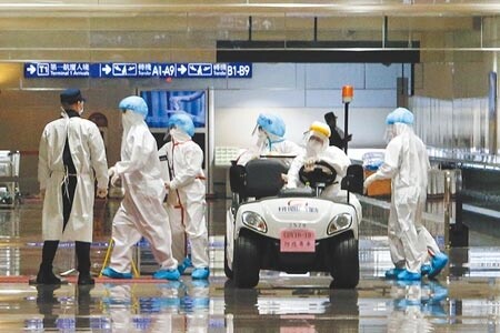 
台大公衛學院教授陳秀熙認為，6月有機會邊境解封，至於完全免除入境隔離，恐要等到年底。圖為桃園機場負責入境旅客落地採檢的醫檢師正準備進入候機室執勤。（陳麒全攝）
