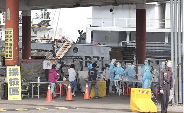 高雄港新增一名引水人確診。圖為港區篩檢站採檢狀況。圖/聯合報系資料照