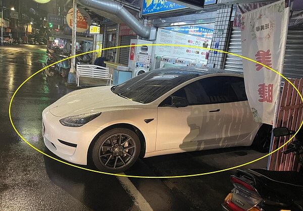 只要是不依道路順行方向緊靠路邊停放皆屬違規。圖/新北市府提供