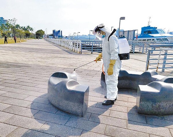 國內新冠肺炎疫情延燒南台灣,高雄6日再增4例本土確診個案,其中1案為港區引水人,感然源仍待釐清,高市府接獲通報後,緊急針對相關足跡清消。(高市府環保局提供/洪浩軒高雄傳真)