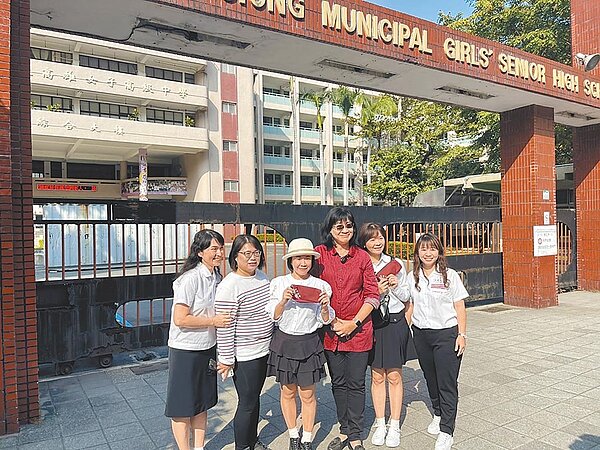 高雄女中校門改建，意外成為春節期間打卡熱點，不少校友回娘家順便回母校拍照留念。（高雄女中提供／曹明正高雄傳真）