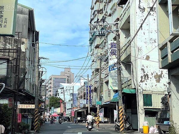 台南市「興修房屋或其他工程施工車輛臨時停放道路作業」將在2月8日於市府一站式整合服務平台配合上線。示意圖／好房網News記者呂詠柔攝