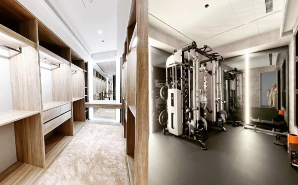 在百坪空間中，不僅有「健身房」等級的空間，更衣室也相當吸睛。圖／截自許維恩臉書