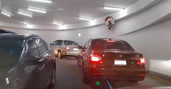 遠百竹北1月試營運至今，停車場的動線遭民眾抱怨連連。圖／翻攝自臉書社團「竹北遠東百貨吃喝玩樂」
