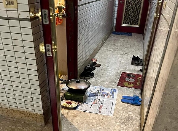 大媽擅自在走廊炒菜一事,連專家也搖頭。圖/截自臉書社團「爆料公社(官方粉專專屬)」