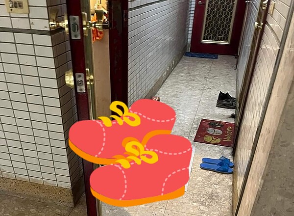 一名大媽竟在走廊炒菜,引發鄰居不滿。圖/截自臉書社團「爆料公社(官方粉專專屬)」