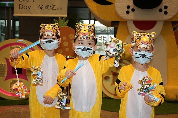 新北金虎爺小提燈亮相。圖/民政局提供