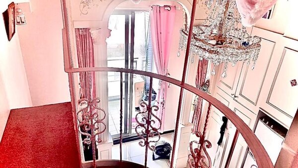 為了打造華麗公主風格，樓中樓地板還鋪上紅色天鵝絨地毯。圖／翻攝自臉書社團「台北租屋、出租專屬社團」