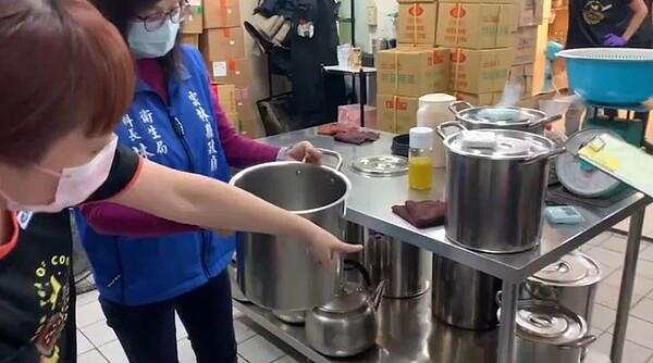 店家說明惡作劇員工使用的是報廢鍋，和用來煮波霸珍奶所使用鍋是不同的。圖／記者蔡維斌翻攝