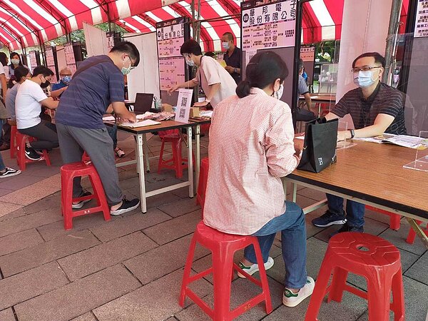 高雄在2021年下半年失業率小降0.1%,是六都中唯一失業率下降的城市。圖/高雄市政府提供