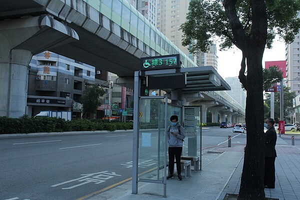 候車亭設置路線按鈕或鍵盤供民眾選擇公車路線。圖／台中市政府提供

