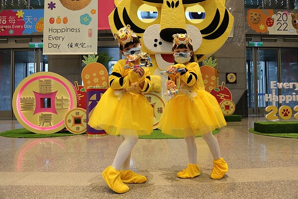 2022年新北金虎爺小提燈還有隱藏版金虎帽,2月9日前到活動貼文留言,有機會抽中限量300份的金虎帽。圖/新北民政局提供