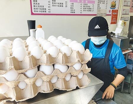 農委會主委陳吉仲7日表示，因入冬以來氣候寒冷及早晚溫差大以致雞蛋產能減緩，為獎勵蛋農恢復雞蛋產能提昇與雞蛋品質，獎勵蛋農雞蛋生產每台斤3元；一家早餐店將蛋擺出來，增加消費者上門點餐意願。（陳怡誠攝）