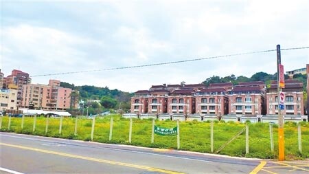 
國家住都中心將在苗栗市中正路1218巷口、苗栗地方法院斜對面，建設105戶的社會住宅，預計最快2025年完工。（李京昇攝）
