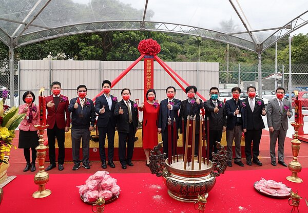 大直都更大王「聖得福建設」,以短短不到6個月的高效整合期,將道明國際學校旁大直街海砂屋華麗變身《躍大直》都更案,虎年大年初七歡喜舉行開工動土儀式。(右3:台北市都發局長黃一平,右4:林國成議員,右6:聖得福建設執行長洪正雄,左2:創意家董事長王明正,左4:蔣萬安委員,左2:地主代表汪忠雲)