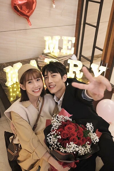 范姜彥豐(右)、粿粿公布求婚成功喜訊。圖/凱渥提供
