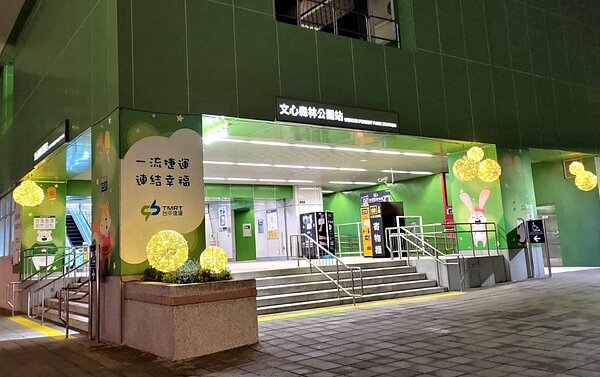 捷運文心森林公園站1樓出入口設置多組金色燈球。圖/台中市府提供
