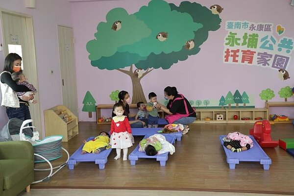 永康區永埔公共托育家園於8日上午啟用,收托時間為週一至週五早上7時30分至下午5時30分。圖/台南市政府提供