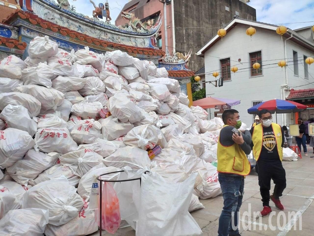 明天是天公生,台灣首廟天壇上香人潮增多,廟前的金紙已堆疊如小山。記者鄭惠仁/攝影