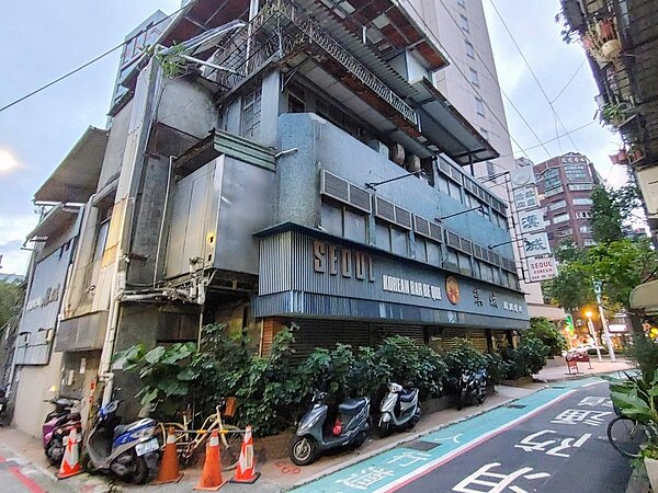 條通知名的漢城餐廳,被建商整棟打包買下。圖/台灣房屋提供