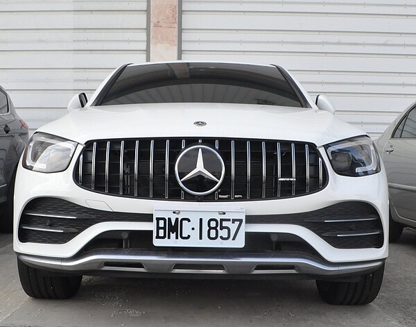 台中地檢署去年破獲詐騙集團,查扣詐團主腦王嫌所有的賓士、BMW轎車等,囑託行政執行署台中分署於2月15日上午10時進行變價,2台車輛競標時需先提出30萬元保證金,才能現場公開喊價方式競買。圖/行政執行署台中分署提供