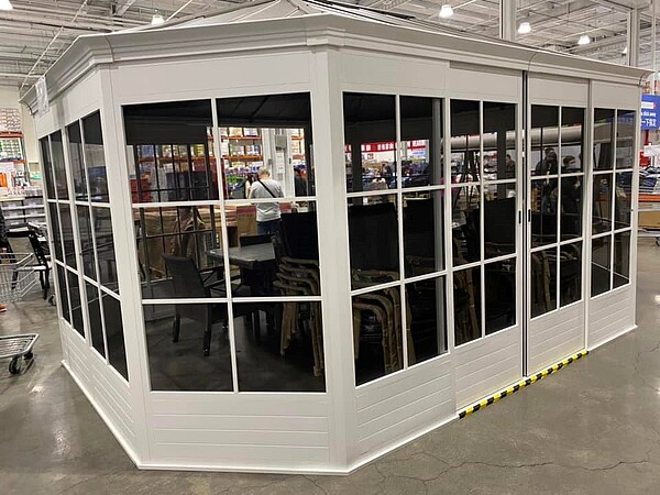 美式賣場的遮陽亭售價僅要62999元,讓不少人開玩笑地說著終於可以買房子了。圖/取自臉書社團《Costco好市多 商品經驗老實說》