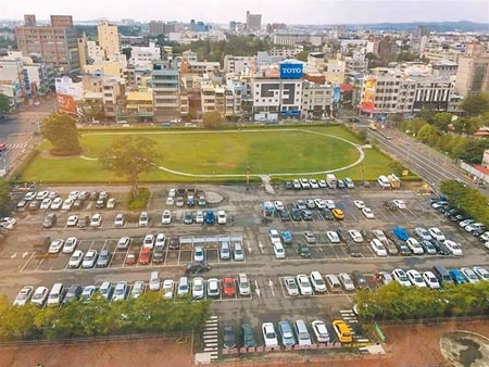 嘉義市政府北棟大樓基地目前委外經營停車場。（廖素慧攝）