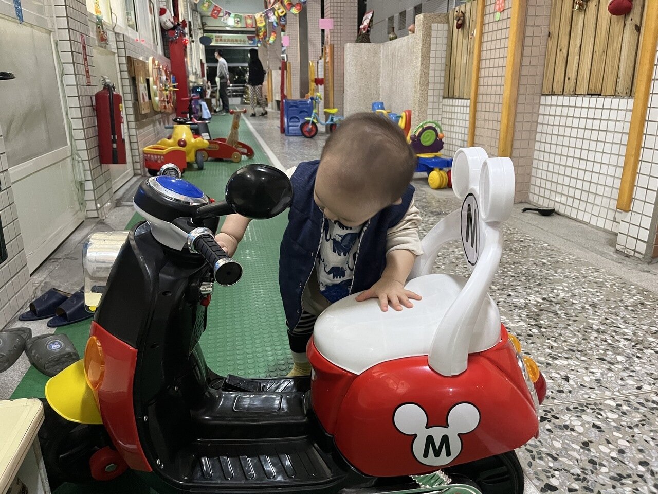 高雄市為加強托嬰品質把關，去年起增加一年兩次行政稽查，圖為托嬰中心走廊。記者林巧璉／攝影 