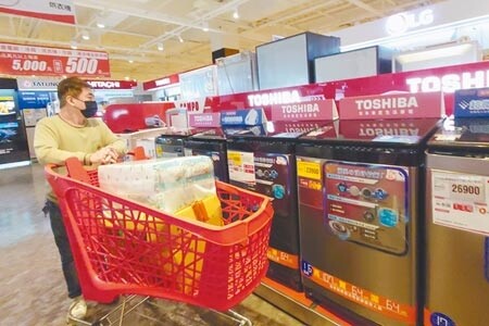 
本土疫情升溫，住宿、餐飲等內需服務業首當其衝，拖累非製造業採購經理人指數（NMI）同步下挫，續跌4.7個百分點至53.9％，創下半年來最慢擴張速度，PMI、NMI同步呈現「雙降」態勢。此為示意圖。（杜宜諳攝）
