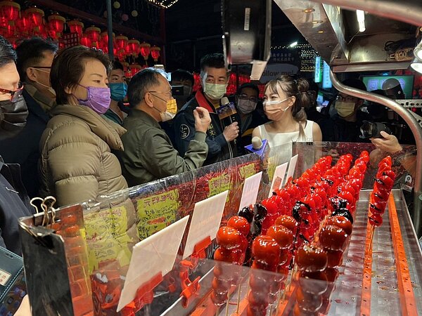 台北市副市長黃珊珊、蔡炳坤造訪士林夜市的糖葫蘆攤販。記者徐偉真／攝影
