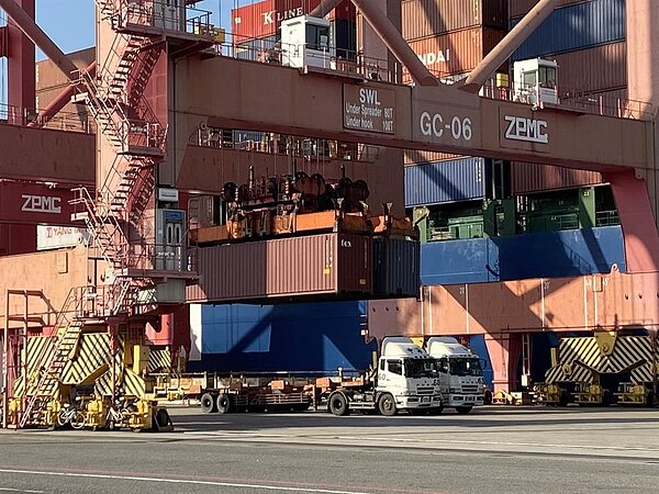 高雄港新增多起新冠肺炎確診案例,其中一名引水人(案19244)5度通知PCR篩檢未到,遭高雄市政府及交通部航港局各開罰30萬與20萬元。圖/陳祐誠攝