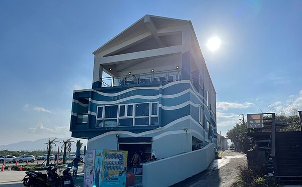 新北市金山區中角灣衝浪基地為北台灣重要的衝浪勝地。圖/金山區公所提供