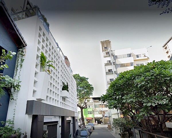 台中市西區草悟道別墅「方舟美術133」,2021年10月交易,總價來到3990萬元,為該社區揭露迄今的最高價,賣方為咖啡代理商,持有5年轉手後獲利490萬元。圖/google map