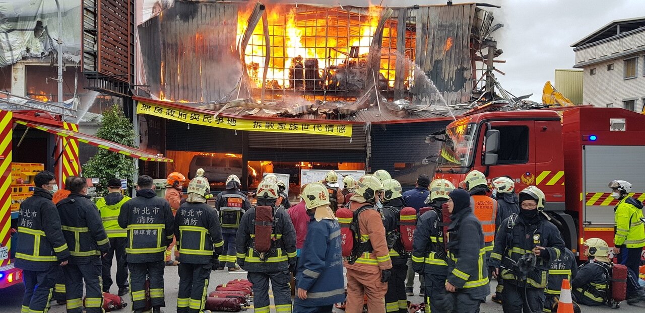 昨天上午新北市泰山區新五路一段火警,燒毀3棟千坪鐵皮廠房。本報資料照,記者曾伯愷/攝影