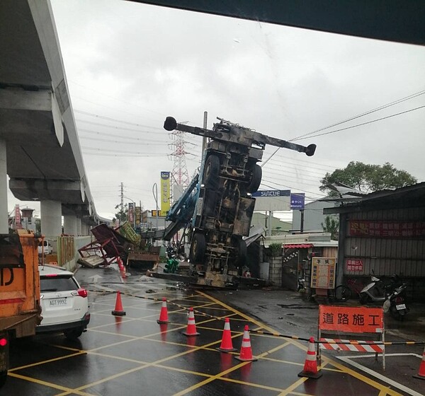 捷運工程工地人員聯盟封鎖現場,設法善後。圖/讀者提供
