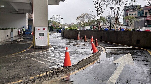 業者拆除停車場出入口矮牆。圖/新竹縣政府提供