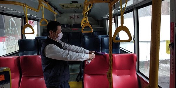 開學在即新北加強公車清消。圖／新北市府提供