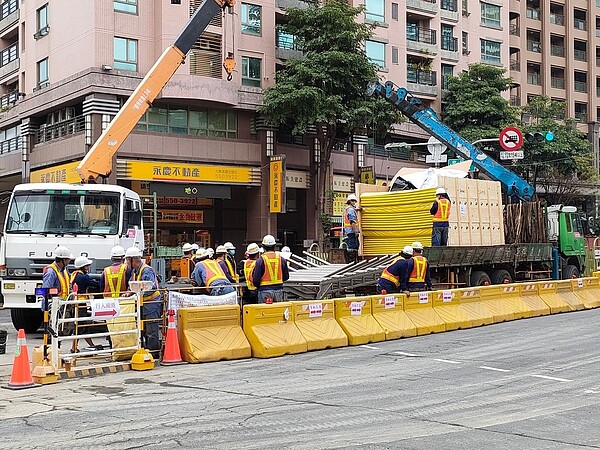 內襯材裝箱準備拉鋪作業。圖／高雄市政府水利局提供