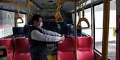 防疫不鬆懈！開學前大眾運輸加強清消　通勤族乘車免驚