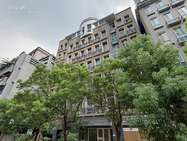 根據實價登錄資料顯示，位於敬業一路屋齡15年的「川普菁棧」七樓頂樓戶於去年12月以總價1102萬轉手賠售，扣除機械車位150萬後，每坪單價約51.9萬，創下社區歷史新低價。圖／截自Google Maps