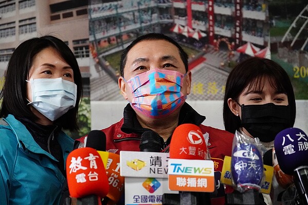 侯友宜今日視察學校防疫整備,並指出若一位學生染疫,全校14天停課,但不停學將以線上教學方式,保障學生受教權。記者劉懿萱/攝影