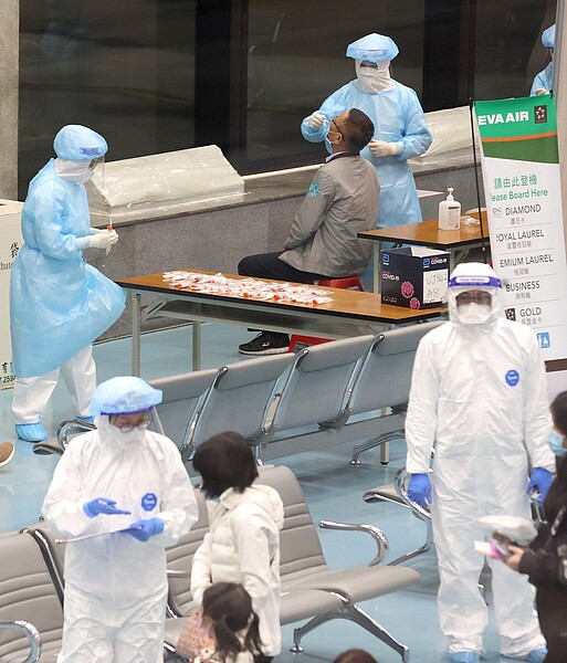 台灣即將邊境解封,十四天檢疫將縮短為十天。圖為入境長程航班旅客於候機室內採檢。記者黃仲明/攝影