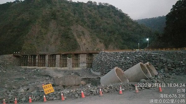 南橫公路去年遭大雨沖毀的明霸克露橋鋼便橋雛型大致完成,預計2月底開放通行。圖/甲仙工務段提供