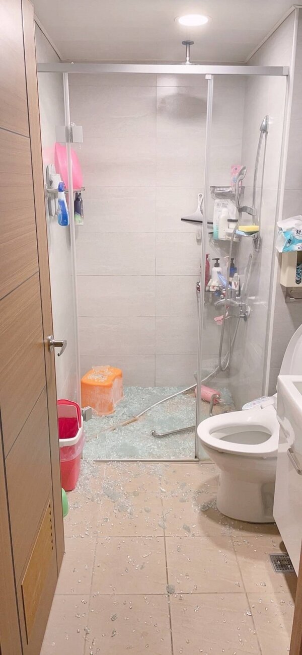 東明社宅本月8日晚間又發生住戶浴室門玻璃爆裂事件。圖／北市議員李明賢提供