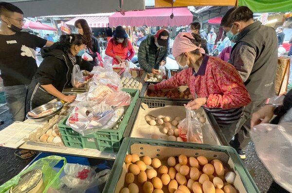 原物料與運費上漲導致缺蛋危機，南部缺蛋情況不明顯，民眾還是買得到雞蛋。記者劉學聖／攝影