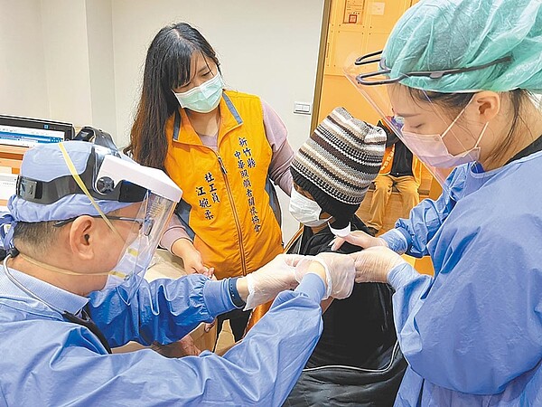 新竹縣政府委託辦新竹縣中華照顧者關懷協會、新竹縣醫師公會,9日協助15名街友接種BNT疫苗,提高疫苗接種率。圖/協會提供