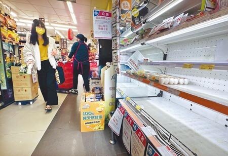國內雞蛋持續短缺,農委會主委陳吉仲希望最快3月下旬穩定雞蛋供應。圖為民眾到超市採購,架上雞蛋幾乎被掃空。(范揚光攝)