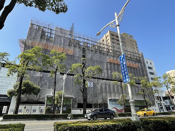高雄一家建商宣稱受缺工缺料影響,工程延宕,需延後兩年交屋,但預購房子的消費者無法接受。記者王昭月/攝影